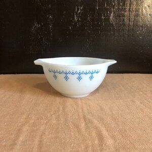 1970s Pyrex Snowflake White Garland Cinderella Mixing bowl, 1.5 pint
